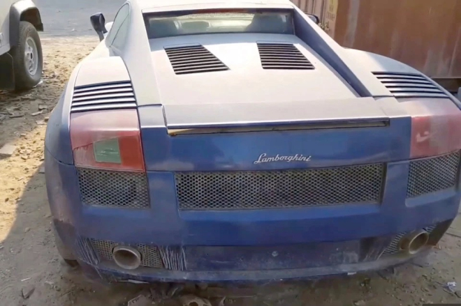 Những chiếc si&ecirc;u xe bị vứt bỏ mang nhiều thương hiệu nổi tiếng như Ferrari hay Lamborghini