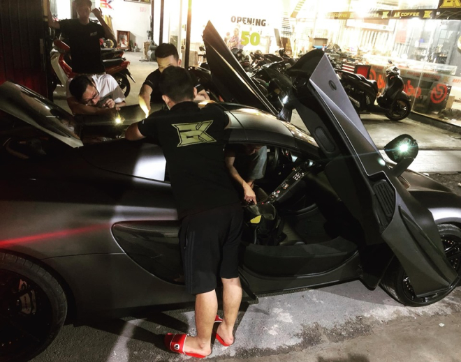 Thợ Việt đang thay &aacute;o cho si&ecirc;u xe McLaren 650S Spider độ m&acirc;m ADV.1