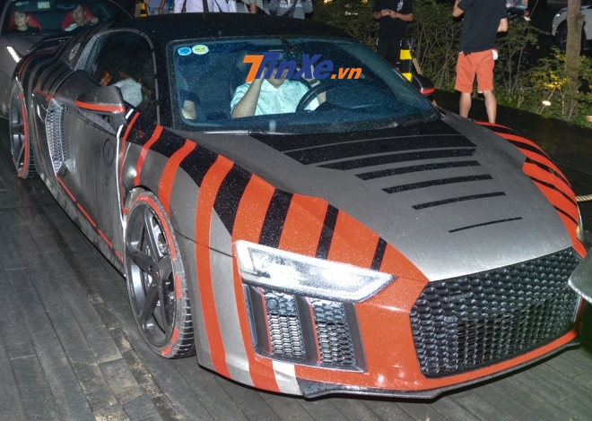 Si&ecirc;u xe Audi R8 V10 PLus l&uacute;c c&ograve;n mang bộ &aacute;o do thợ T&acirc;y Ban Nha thực hiện cho Cường Đ&ocirc;-la