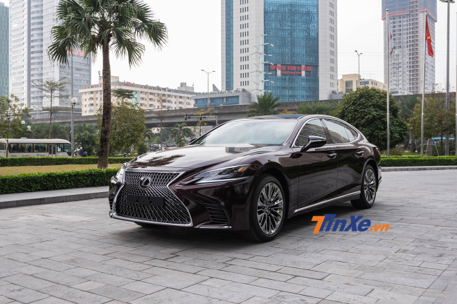 Do lốp run-flat trang bị tr&ecirc;n xe c&oacute; thể bị nứt g&acirc;y nguy hiểm, 10 chiếc Lexus LS 500 đời 2017 bị triệu hồi tại Việt Nam