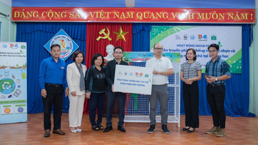 Ban tổ chức trao tặng th&ugrave;ng r&aacute;c t&aacute;i chế 