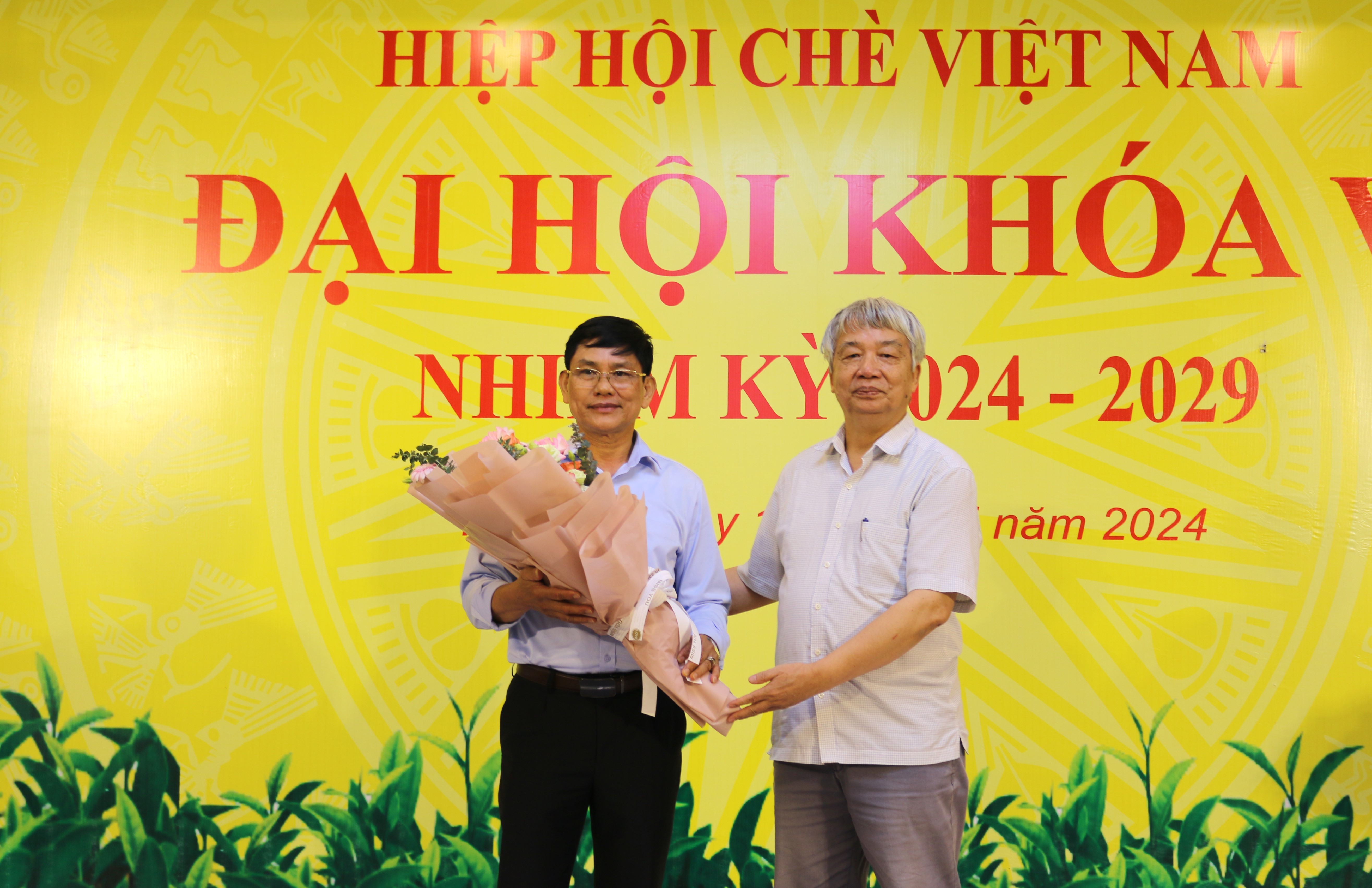 Tiến sĩ Nguyễn Hữu Tài - Nguyên Chủ tịch Hiệp hội Chè Việt Nam tặng hoa chúc mừng Tân Chủ tịch Hiệp hội Chè Việt Nam 