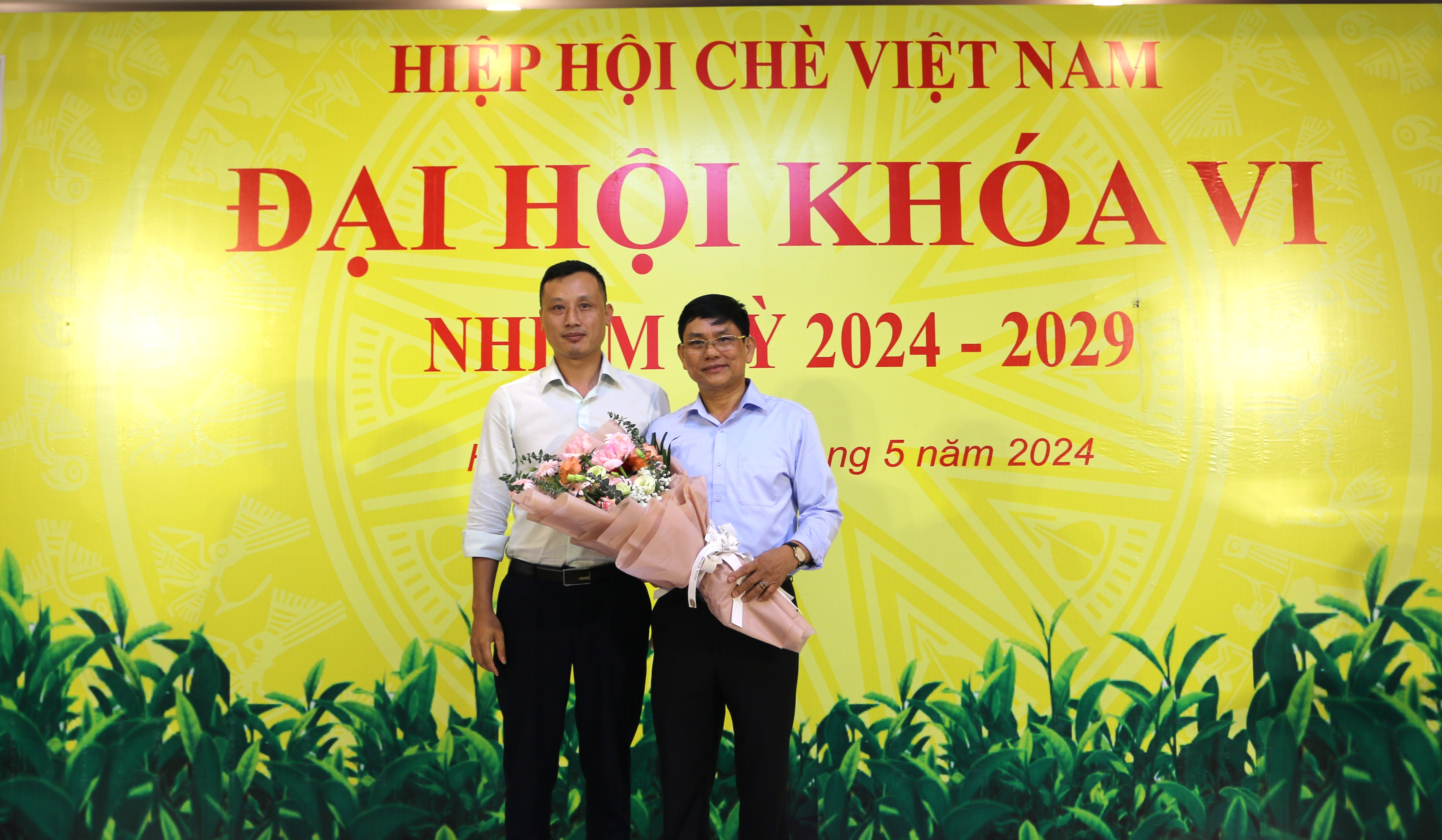 Ông Lê Đức Tùng - Bí thư Chi bộ Hiệp hội Chè Việt Nam tặng hoa chúc mừng Tân Chủ tịch Hiệp hội Chè Việt Nam