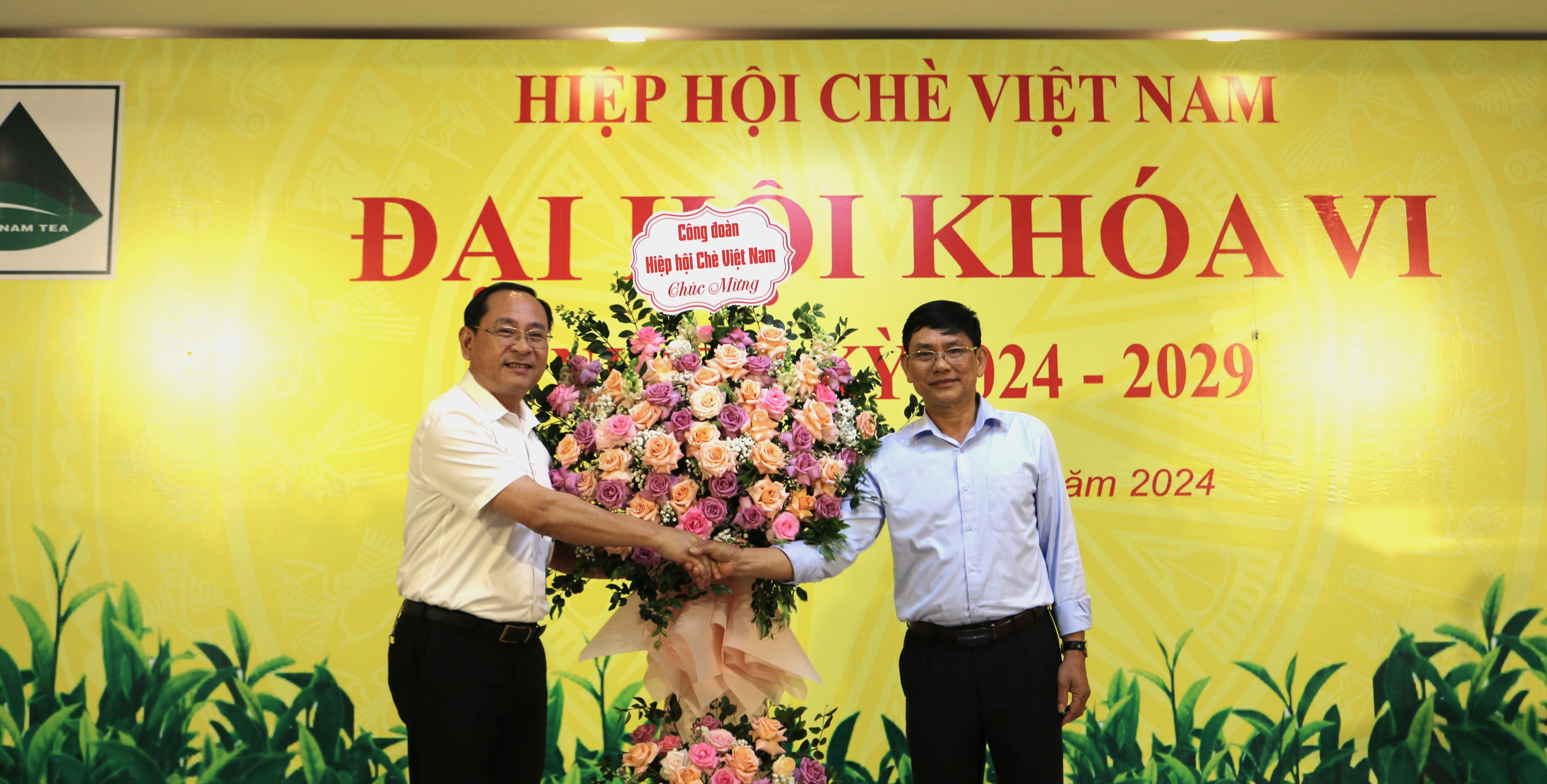 Ông Đinh Thanh Tùng - Chủ tịch Công đoàn Hiệp hội Chè Việt Nam tặng hoa chúc mừng Tân Chủ tịch Hiệp hội Chè Việt Nam 