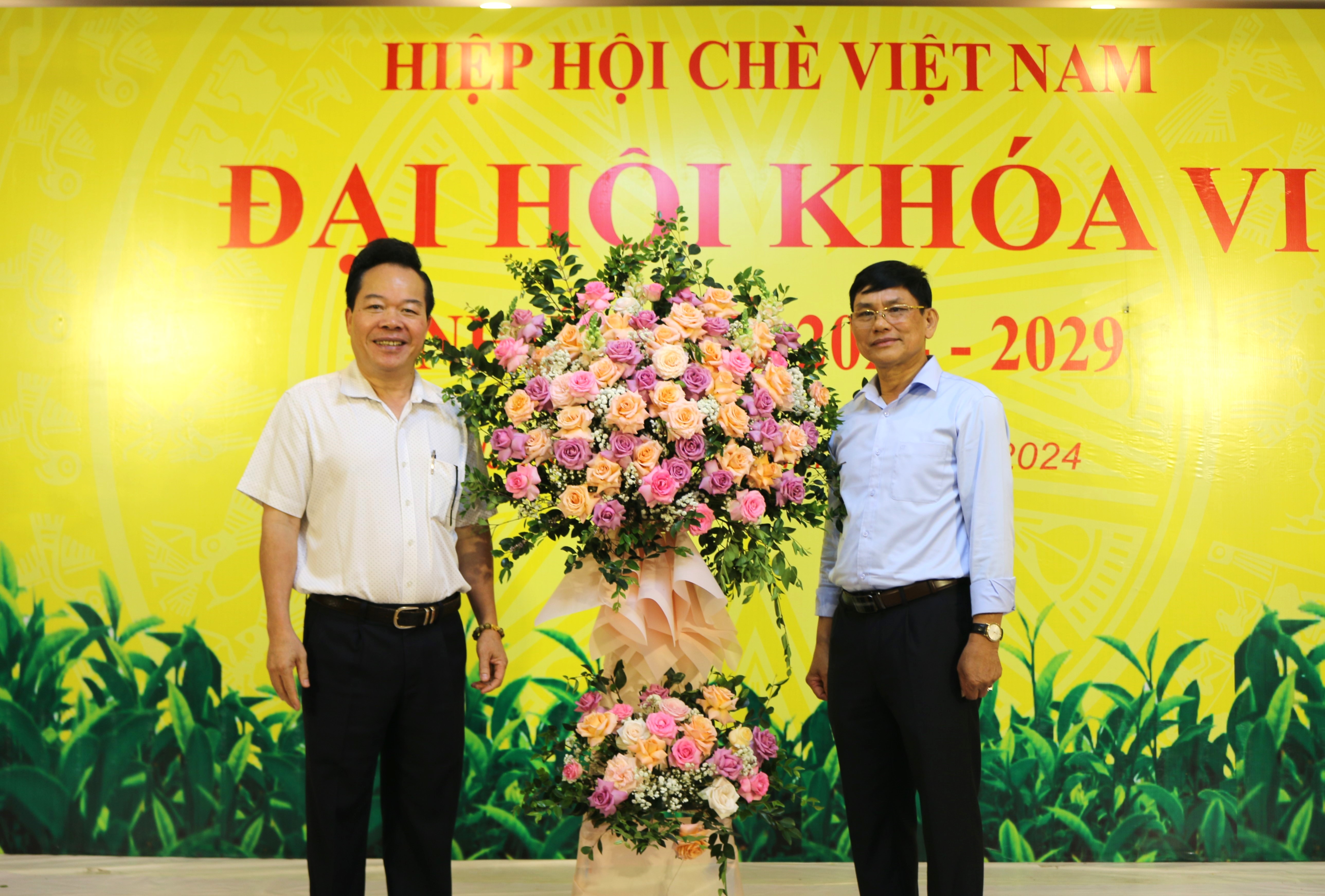 Ông Nguyễn Quốc Hùng - Tổng Biên tập Tạp chí Kinh tế và Đồ uống tặng hoa chúc mừng Tân Chủ tịch Hiệp hội Chè Việt Nam