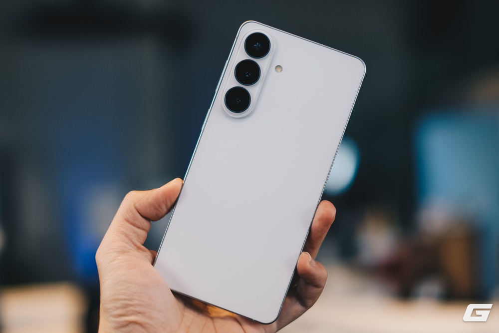 Tr&ecirc;n tay Galaxy S26 v&agrave; Galaxy S26+: Kh&ocirc;ng g&acirc;y "wow", nhưng lại l&agrave; nước cờ an to&agrave;n của Samsung- Ảnh 4.