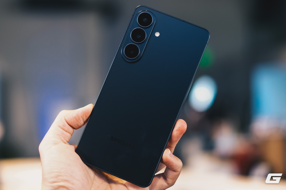 Tr&ecirc;n tay Galaxy S26 v&agrave; Galaxy S26+: Kh&ocirc;ng g&acirc;y "wow", nhưng lại l&agrave; nước cờ an to&agrave;n của Samsung- Ảnh 5.