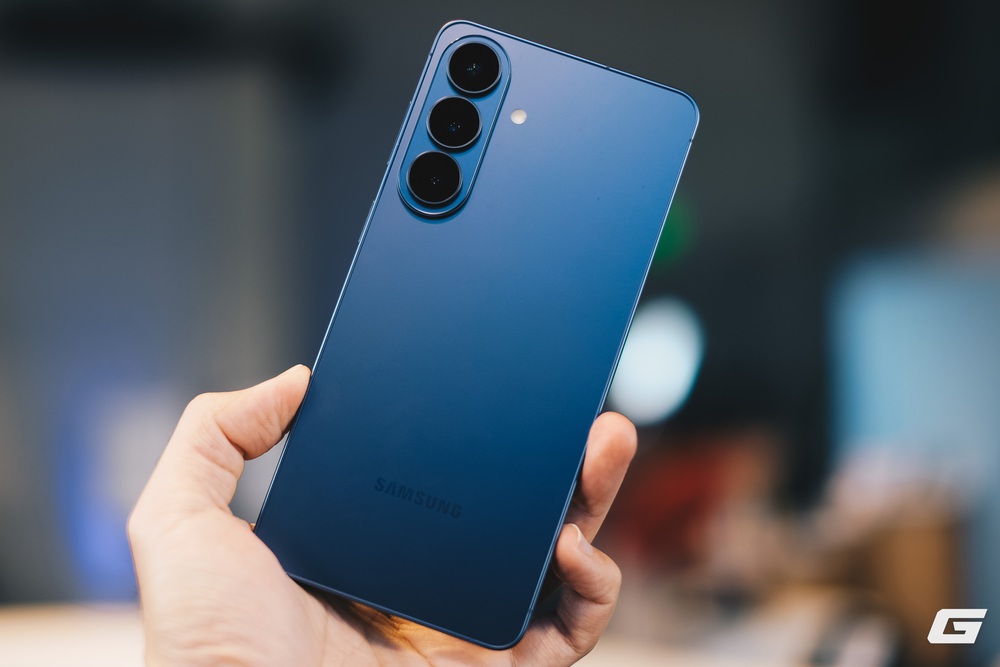 Tr&ecirc;n tay Galaxy S26 v&agrave; Galaxy S26+: Kh&ocirc;ng g&acirc;y "wow", nhưng lại l&agrave; nước cờ an to&agrave;n của Samsung- Ảnh 3.