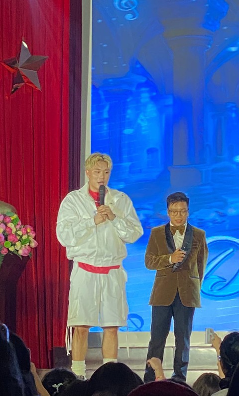 Nhờ sức mạnh show Anh Trai, nam ca sĩ cao như “người khổng lồ” vụt sáng thành ngôi sao chỉ trong chưa đầy 1 năm- Ảnh 4. Nhờ sức mạnh show bong da truc tiep xoi lac, nam ca sĩ cao như “người khổng lồ” vụt sáng thành ngôi sao chỉ trong chưa đầy 1 năm- Ảnh 4.