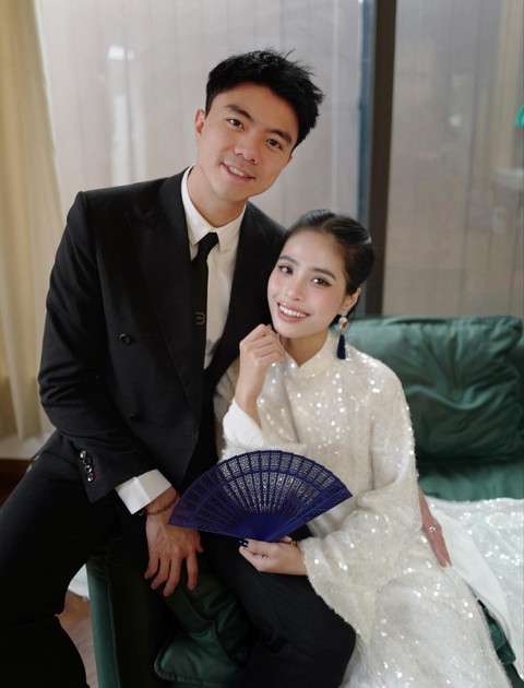 Hôn nhân của 2 Chị đẹp "phú bà": Người được chồng quỳ gối tặng ô tô, người kể chồng chưa bao giờ nói yêu nhưng tặng nhà 100 tỷ- Ảnh 4. Hôn nhân của 2 Chị đẹp "phú bà": Người được chồng quỳ gối tặng ô tô, người kể chồng chưa bao giờ nói yêu nhưng tặng nhà 100 tỷ- Ảnh 4.