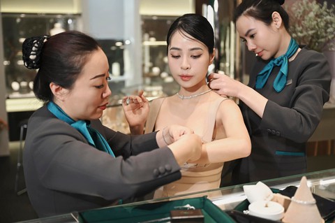 Hôn nhân của 2 Chị đẹp "phú bà": Người được chồng quỳ gối tặng ô tô, người kể chồng chưa bao giờ nói yêu nhưng tặng nhà 100 tỷ- Ảnh 5. Hôn nhân của 2 Chị đẹp "phú bà": Người được chồng quỳ gối tặng ô tô, người kể chồng chưa bao giờ nói yêu nhưng tặng nhà 100 tỷ- Ảnh 5.
