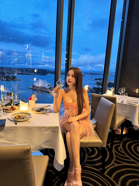Hôn nhân của 2 Chị đẹp "phú bà": Người được chồng quỳ gối tặng ô tô, người kể chồng chưa bao giờ nói yêu nhưng tặng nhà 100 tỷ- Ảnh 3. Hôn nhân của 2 Chị đẹp "phú bà": Người được chồng quỳ gối tặng ô tô, người kể chồng chưa bao giờ nói yêu nhưng tặng nhà 100 tỷ- Ảnh 3.