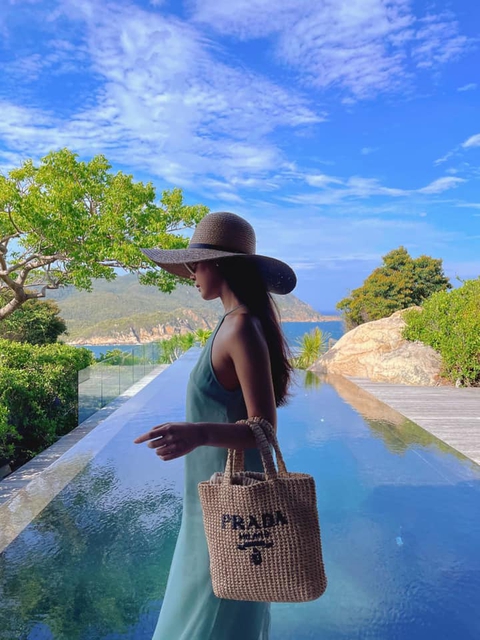 Style vợ phú nhị đại tương đồng của truc tiep bong da keo nha cai và Triệu Lộ Tư: vừa sang vừa thời thượng, nàng mê cũng khá dễ 