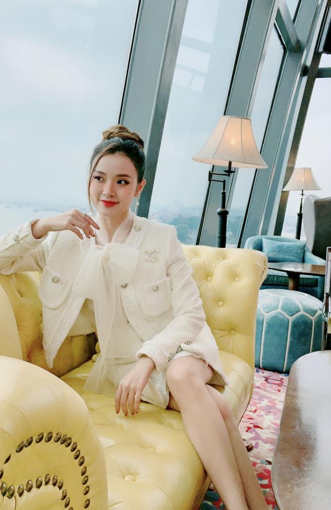 Style vợ phú nhị đại tương đồng của truc tiep bong da keo nha cai và Triệu Lộ Tư: vừa sang vừa thời thượng, nàng mê cũng khá dễ 