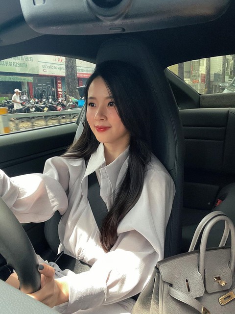 Style vợ phú nhị đại tương đồng của truc tiep bong da keo nha cai và Triệu Lộ Tư: vừa sang vừa thời thượng, nàng mê cũng khá dễ 