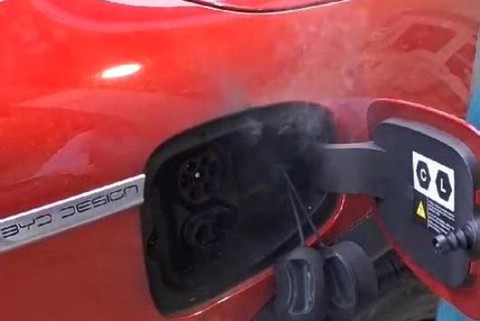 Sạc xe như chơi xổ số: BYD Atto 3 bất ngờ bốc cháy cổng sạc, hãng từ chối bảo hành- Ảnh 2. Sạc truc tiep bong da keo nha cai như chơi xổ số: BYD Atto 3 bất ngờ bốc cháy cổng sạc, hãng từ chối bảo hành- Ảnh 2.