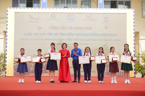 Các bạn học sinh đoạt giải Nhì. Các bạn học sinh đoạt giải Nhì.