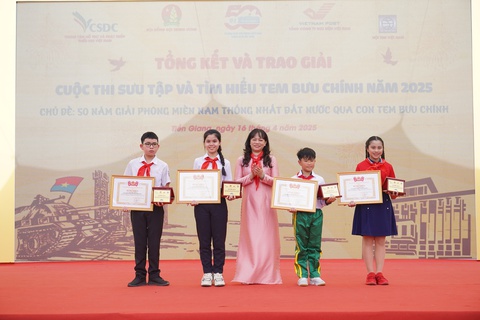 Các bạn học sinh đoạt giải Ba. Các bạn học sinh đoạt giải Ba.