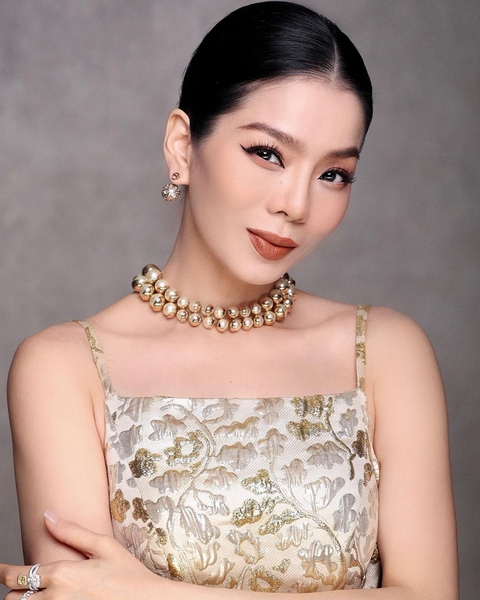 Nữ hoàng phòng trà sống lich bong da truc tiep biệt thự mặt tiền 600m2 ở TP.HCM cùng tình trẻ, một chiếc đèn giá vài tỷ- Ảnh 3.
