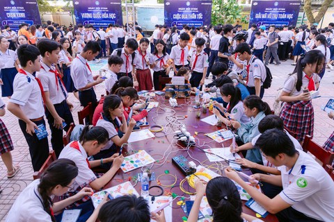 Ngày hội STEM Quảng Ngãi 2025: Trường THPT FPT Đà Nẵng tiên phong trong việc phát triển kỹ năng số và sáng tạo cho học sinh- Ảnh 3. Ngày hội STEM Quảng Ngãi 2025: Trường THPT FPT Đà Nẵng tiên phong k+ truc tiep bong da việc phát triển kỹ năng số và sáng tạo cho học sinh- Ảnh 3.