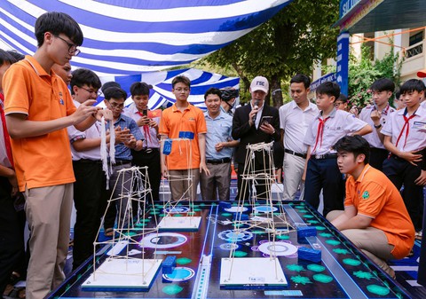 Ngày hội STEM Quảng Ngãi 2025: Trường THPT FPT Đà Nẵng tiên phong trong việc phát triển kỹ năng số và sáng tạo cho học sinh- Ảnh 4. Ngày hội STEM Quảng Ngãi 2025: Trường THPT FPT Đà Nẵng tiên phong k+ truc tiep bong da việc phát triển kỹ năng số và sáng tạo cho học sinh- Ảnh 4.