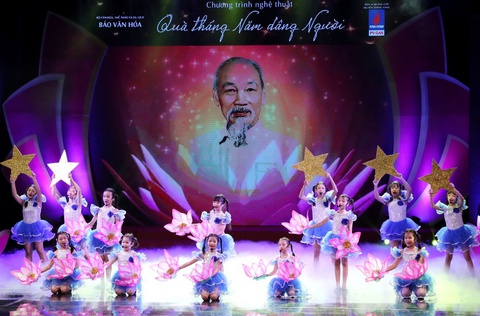 'Quà tháng Năm dâng Người'-Chương trình nghệ thuật đặc biệt kỷ niệm Ngày sinh nhật Bác- Ảnh 1. 'Quà tháng Năm dâng Người'-Chương trình nghệ thuật đặc biệt kỷ niệm Ngày sinh nhật Bác- Ảnh 1.