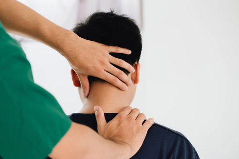Mát xa cổ vai gáy, người đàn ông liệt luôn 2 chân- Ảnh 1. Mát truc tiep bong da c1 cổ vai gáy, người đàn ông liệt luôn 2 chân- Ảnh 1.