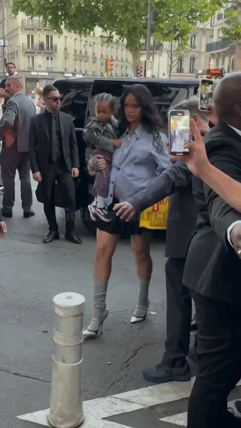 Rihanna cầm túi gây tranh cãi- Ảnh 1. truc tiep bong da vtv6 cầm túi gây tranh cãi- Ảnh 1.
