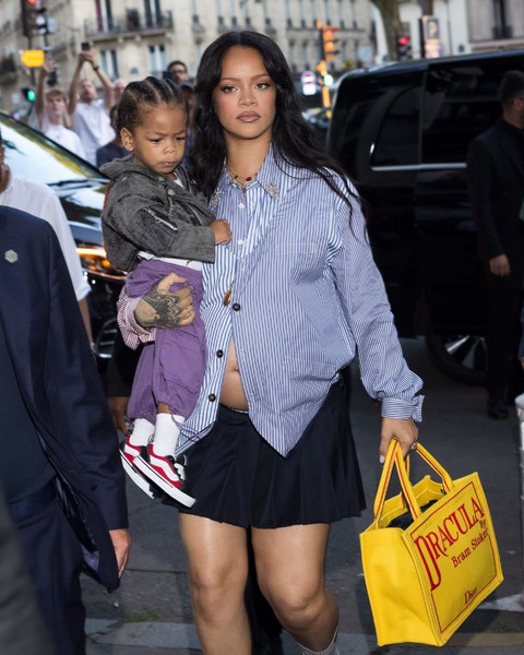 Rihanna cầm túi gây tranh cãi- Ảnh 3. truc tiep bong da vtv6 cầm túi gây tranh cãi- Ảnh 3.