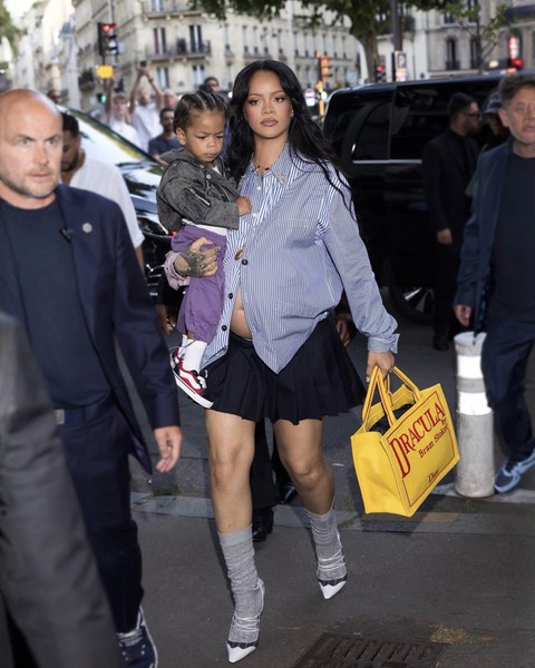 Rihanna cầm túi gây tranh cãi- Ảnh 2. truc tiep bong da vtv6 cầm túi gây tranh cãi- Ảnh 2.