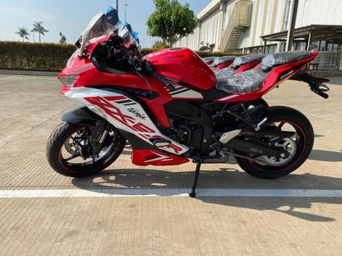 Mục sở thị phiên bản màu đỏ trắng trên Kawasaki ZX-25R 2021, không