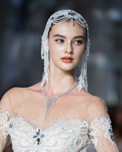 H'Hen Niê, Lê Nguyễn Bảo Ngọc và dàn mẫu đeo trang sức kim cương trên sàn  runway