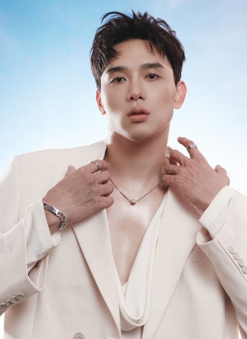 Thuận Nguyễn khoe vẻ ngoài 