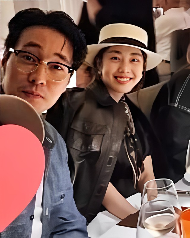 Hiếm khi lộ diện, "ông chú" So Ji Sub gây sốt với khoảnh khắc kiên nhẫn chụp ảnh sống ảo cho vợ trẻ kém 17 tuổi- Ảnh 3. Hiếm khi lộ diện,