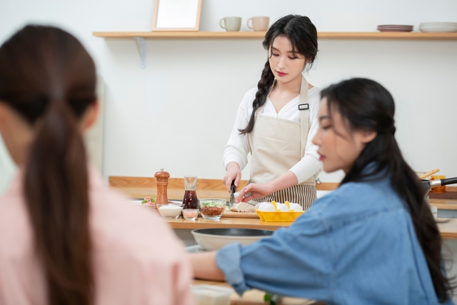 Bị anh chồng xỉa xói vì làm giúp việc, tôi nói ra mức lương khủng và hỏi vặn một câu khiến anh ấy cứng họng- Ảnh 1. Bị anh chồng xỉa xói vì làm giúp việc, tôi nói ra mức lương khủng và hỏi vặn một câu khiến anh ấy cứng họng- Ảnh 1.