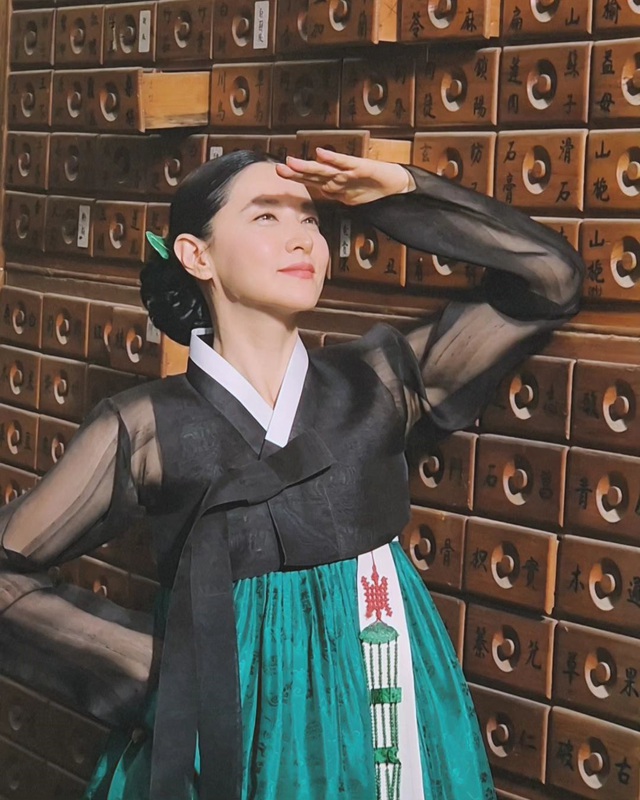 Lee Young Ae gây bão với ngoại hình trẻ trung ở tuổi U60, không hổ danh là tượng đài nhan sắc xứ Hàn- Ảnh 5. Lee Young Ae gây bão với ngoại hình trẻ trung ở tuổi U60, không hổ danh là tượng đài nhan sắc xứ Hàn- Ảnh 5.