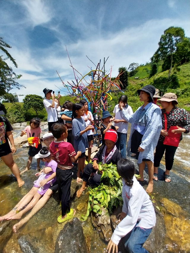 "Sắc màu trên mây" - dự án kết nối cộng đồng, phát triển và bảo tồn văn hóa bản địa- Ảnh 2.