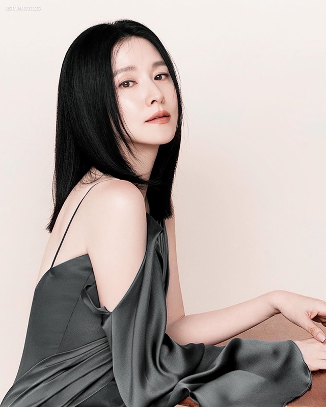 Lee Young Ae gây bão với ngoại hình trẻ trung ở tuổi U60, không hổ danh là tượng đài nhan sắc xứ Hàn- Ảnh 4. Lee Young Ae gây bão với ngoại hình trẻ trung ở tuổi U60, không hổ danh là tượng đài nhan sắc xứ Hàn- Ảnh 4.