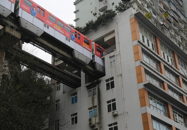 Tại sao các tuyến đường sắt của Trùng Khánh có thể đi xuyên qua các tòa nhà? - Ảnh 2.