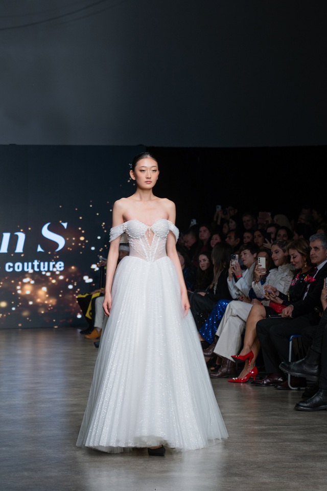 NTK Trần Phương Hoa ra mắt bộ sưu tập mới tại Vancouver Fashion Week 2025- Ảnh 8.