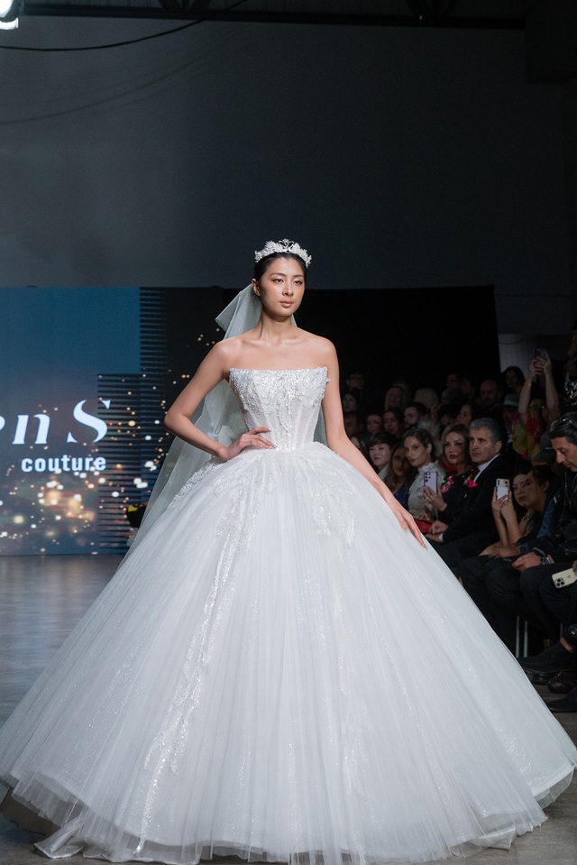 NTK Trần Phương Hoa ra mắt bộ sưu tập mới tại Vancouver Fashion Week 2025- Ảnh 3.