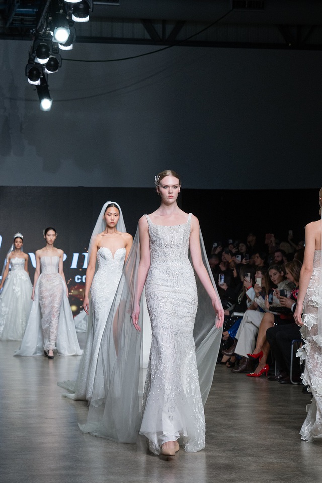 NTK Trần Phương Hoa ra mắt bộ sưu tập mới tại Vancouver Fashion Week 2025- Ảnh 1.