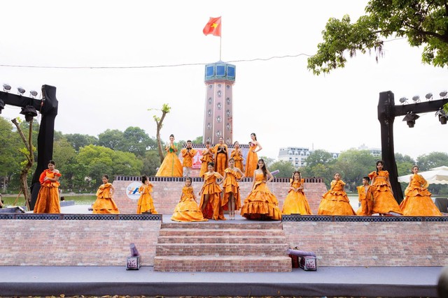 Phạm Chúc Anh thể hiện thần thái tự tin, chuyên nghiệp tại show thời trang Festival thu Hà Nội- Ảnh 4.