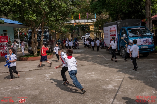 Trường Tiểu học Xuân Vân một buổi chiều đầu tuần: Kho hàng Ngược - Xuôi "gõ cửa", tấp nập niềm vui- Ảnh 9.