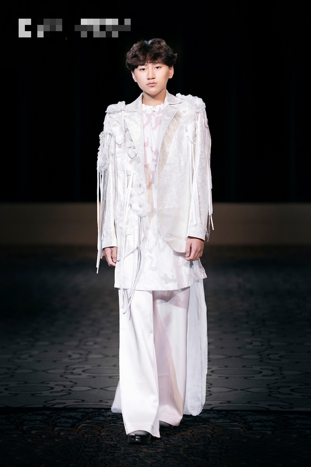 3 anh em ruột cùng biểu diễn thời trang tại Tokyo Couture Fashion Week 2024- Ảnh 1.