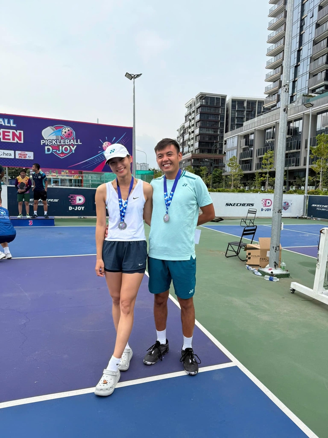 Lý Hoàng Nam rủ bà xã cùng tham dự giải pickleball, cống hiến trận chung kết trong mơ với Trương Vinh Hiển- Ảnh 1.