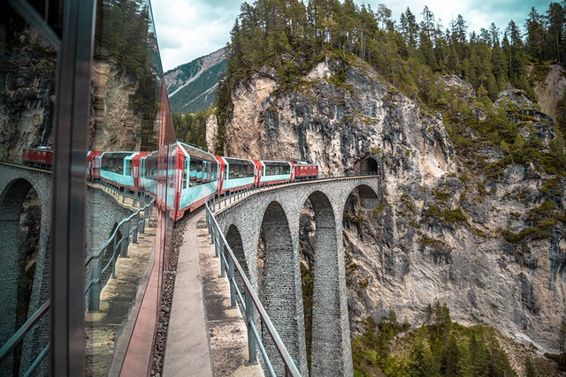 Glacier Express: 'Tàu tốc hành' chậm nhất thế giới, mất 8 giờ để đi gần 300 km!- Ảnh 2.