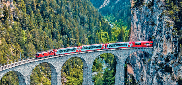 Glacier Express: 'Tàu tốc hành' chậm nhất thế giới, mất 8 giờ để đi gần 300 km!- Ảnh 1.