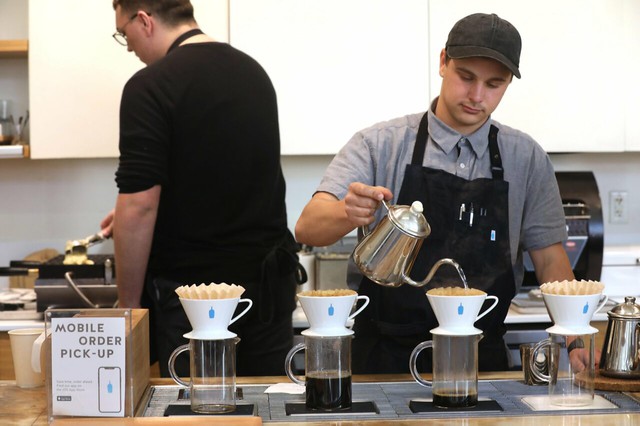 ‘Chê’ Starbucks rang hạt cà phê quá kỹ, người đàn ông này bỏ chơi kèn, mở chuỗi cà phê nổi tiếng khắp nước Mĩ - Ảnh 2.