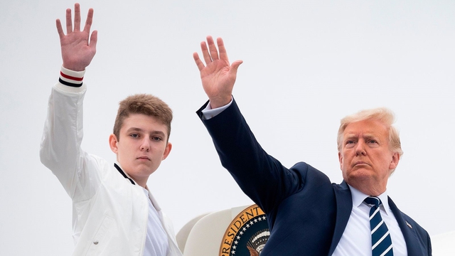 Phản ứng bất ngờ của Barron Trump khi bạn bè hỏi bỏ phiếu cho ai - câu trả lời tiết lộ tham vọng lớn của ‘Thái tử Nhà Trắng’- Ảnh 3. Phản ứng bất ngờ của Barron Trump khi bạn bè hỏi bỏ phiếu cho ai - câu trả lời tiết lộ tham vọng lớn của ‘Thái tử Nhà Trắng’- Ảnh 3.
